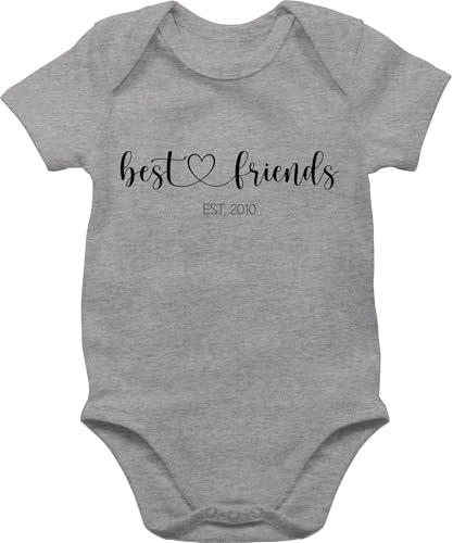 Baby Body Junge Mädchen - Freund - Best Friends est Jahreszahl I Beste Freunde Geschenk BFF I Freundschaft Geschenk Best Friend Geschenke Beste Freundin - 1/3 Monate - Grau meliert - besties von Geschenk mit Namen personalisiert by Shirtracer
