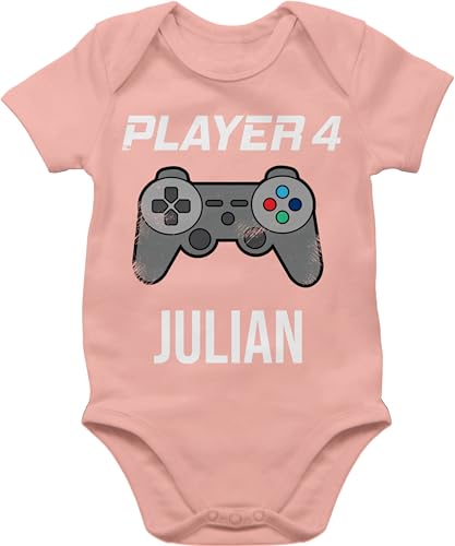 Baby Body Junge Mädchen - Gaming - Player 4 Controller Spieler Vier Zocker Gamer Daddeln Partner Partnerin Geschenk - 1/3 Monate - Babyrosa - zocken game name für von Geschenk mit Namen personalisiert by Shirtracer