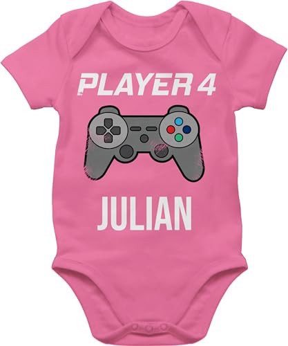 Baby Body Junge Mädchen - Gaming - Player 4 Controller Spieler Vier Zocker Gamer Daddeln Partner Partnerin Geschenk - 1/3 Monate - Pink - zocken game name für von Geschenk mit Namen personalisiert by Shirtracer