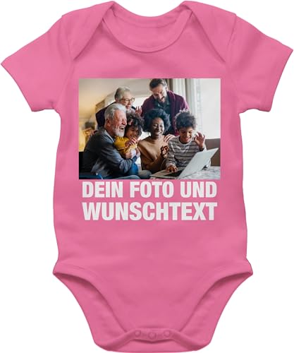Baby Body Junge Mädchen - Geschenk mit Bild I eigenem Foto I Name I eigener Text I Wunschtext - 1/3 Monate - Pink - babygeschenke neffe selbst drucken logo strampler personalisiertes babygeschenk von Geschenk mit Namen personalisiert by Shirtracer