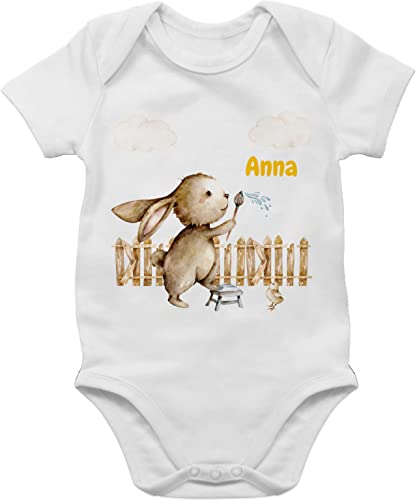 Baby Body Junge Mädchen - Hasen - Süßer Hase Kinder personalisiert I - 1/3 Monate - Weiß - ostern name osterhase hasenmotiv easter personalisierte rabbit kaninchen osterhasen oster von Geschenk mit Namen personalisiert by Shirtracer