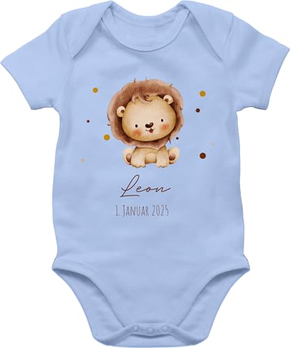 Baby Body Junge Mädchen - Löwe mit Name und Datum personalisiert I Geburtstag I Geburt Tiermotiv Geschenk Löwen - 1/3 Monate - Babyblau - strampler babygeschenk leo löwenmotiv zur bodys von Geschenk mit Namen personalisiert by Shirtracer
