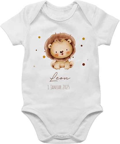 Baby Body Junge Mädchen - Löwen - Löwe mit Name und Datum - Geburtstag Geburt Tiermotiv Geschenk - 12/18 Monate - Weiß - löwenmotiv strampler body, leo wunschtext personalisierte süßer lion von Geschenk mit Namen personalisiert by Shirtracer