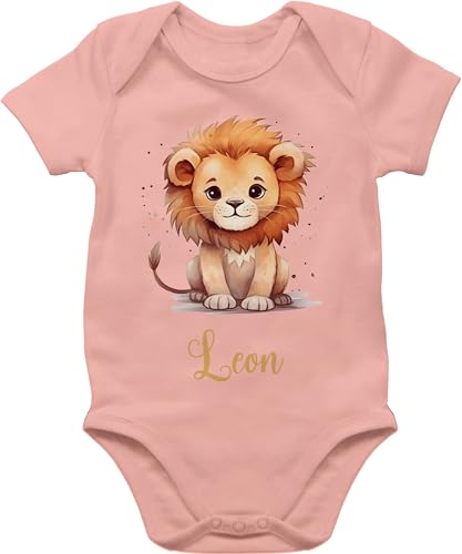 Baby Body Junge Mädchen - Süßer Löwe mit Name personalisiert I Löwen Geschenk I Zootiere I König der Tiere I Leu - 1/3 Monate - Babyrosa - strampler babygeschenk leo löwenmotiv leon kurzarm von Geschenk mit Namen personalisiert by Shirtracer