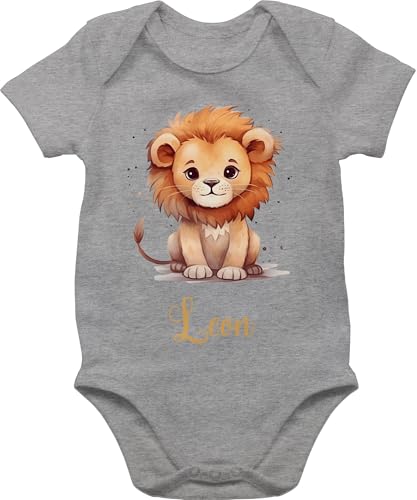 Baby Body Junge Mädchen - Süßer Löwe mit Name personalisiert I Löwen Geschenk I Zootiere I König der Tiere I Leu - 1/3 Monate - Grau meliert - strampler babygeschenk leo löwenmotiv leon von Geschenk mit Namen personalisiert by Shirtracer