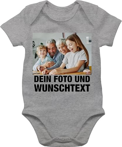 Baby Body Junge Mädchen - Mit Foto eigenem Bild Text Name Wunschtext - 1/3 Monate - Grau meliert - personalisierte und strampler jungen selber bedrucken selbst beschriften kurzarm personalisierter von Geschenk mit Namen personalisiert by Shirtracer