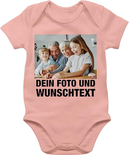 Baby Body Junge Mädchen - Mit Foto I Eigenem Bild I Text I Name I Wunschtext - 3/6 Monate - Babyrosa - babybody selbst kreieren babygeschenke neffe selber gestalten photo bodys strampler bedrucken von Geschenk mit Namen personalisiert by Shirtracer