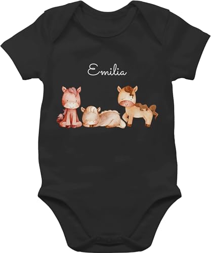 Baby Body Junge Mädchen - Pferd - Niedliche Pferde mit Name Pferdemotiv - 1/3 Monate - Schwarz - strampler reiter sachen pferdesport babykleidung zur geburt für pferdeherz babysachen geschenke von Geschenk mit Namen personalisiert by Shirtracer