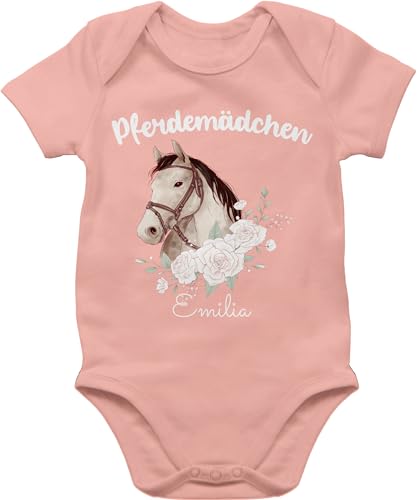 Baby Body Junge Mädchen - Pferd Pferde - Pferdemädchen mit Name personalisiert I Geschenk Pferdeliebhaber - 1/3 Monate - Babyrosa - reiter sachen pferdesport reiten strampler für pferdeherz von Geschenk mit Namen personalisiert by Shirtracer