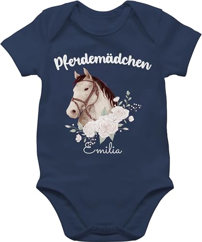 Baby Body Junge Mädchen - Pferd Pferde - Pferdemädchen mit Name personalisiert I Geschenk Pferdeliebhaber - 12/18 Monate - Navy Blau - reiter sachen pferdesport reiten strampler für pferdeherz von Geschenk mit Namen personalisiert by Shirtracer