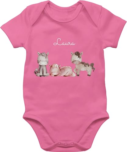 Baby Body Junge Mädchen - Pferd - Pferde mit Name Pferdeliebhaber - 1/3 Monate - Pink - reiter sachen pferdesport strampler für pferdeherz babysachen geschenke pferdegeschenk summer pferdemotiv von Geschenk mit Namen personalisiert by Shirtracer