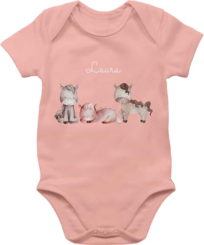 Baby Body Junge Mädchen - Pferd - Pferde mit Name Pferdeliebhaber - 3/6 Monate - Babyrosa - reiter sachen pferdesport strampler für pferdeherz babysachen geschenke pferdegeschenk summer von Geschenk mit Namen personalisiert by Shirtracer