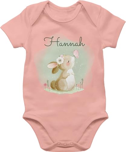 Baby Body Junge Mädchen - Süßer Hase mit Name personalisiert I Hasen Geschenk Bunny I Rabbit I Kaninchen - 3/6 Monate - Babyrosa - hasenmotiv osterhase ostern kaninchenmotiv personalisierte von Geschenk mit Namen personalisiert by Shirtracer
