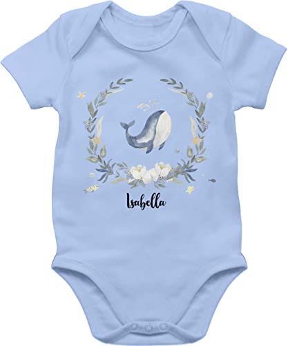 Baby Body Junge Mädchen - Süßer Wal Walfisch - 1/3 Monate - Babyblau - personalisierter wale walen kinder personalisierte geschenke buckelwal name dem und von Geschenk mit Namen personalisiert by Shirtracer