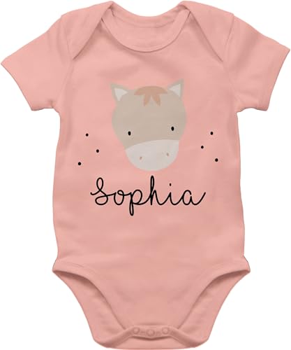 Baby Body Junge Mädchen - Süßes Pferdemotiv Pferd Pferde - 6/12 Monate - Babyrosa - reiter sachen pferdesport strampler für pferdeherz geschenke pferdegeschenk geburt von Geschenk mit Namen personalisiert by Shirtracer