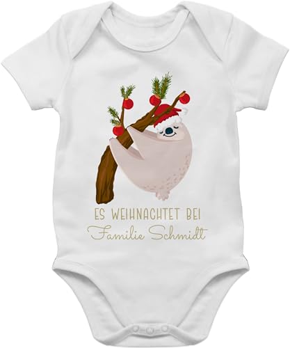 Baby Body Junge Mädchen - Weihnachten Geschenke - Es weihnachtet bei Name I Weihnachtsfaultier I Faultier - 12/18 Monate - Weiß - weihnachtsoutfit christmas weihnachtsmotiv strampler von Geschenk mit Namen personalisiert by Shirtracer