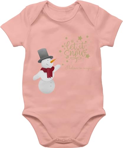 Baby Body Junge Mädchen - Weihnachten Geschenke - Schneemann mit Wunschtext Text - Let it snow - 1/3 Monate - Babyrosa - weihnachtsbody weihnachtsoutfit christmas strampler von Geschenk mit Namen personalisiert by Shirtracer