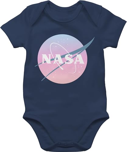 Baby Body Junge Mädchen - Weltall - Nasa Logo I Geschenk Weltraum Fan - 3/6 Monate - Navy Blau - strampler planeten rakete astronauten astronaut raumfahrt universum space von Geschenk mit Namen personalisiert by Shirtracer