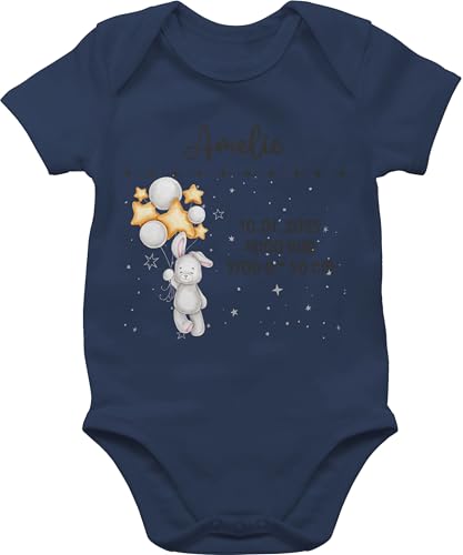 Baby Body Junge Mädchen - Zur Geburt - Geburtsgeschenk Hase Datum 2025 Uhrzeit Gewicht Größe - 1/3 Monate - Navy Blau - hasen strampler personalisierte babysachen neugeboren name babystrampler von Geschenk mit Namen personalisiert by Shirtracer
