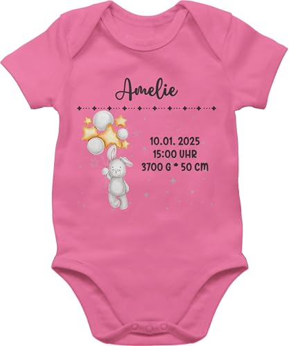 Baby Body Junge Mädchen - Zur Geburt - Geburtsgeschenk Hase Datum 2025 Uhrzeit Gewicht Größe - 6/12 Monate - Pink - hasen strampler personalisierte babysachen neugeboren name babystrampler von Geschenk mit Namen personalisiert by Shirtracer