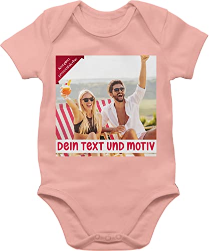 Baby Body Junge Mädchen - eigenem Bild - Eigenes Foto Geschenk I - 3/6 Monate - Babyrosa - babygeschenke neffe selbst drucken photo strampler personalisiertes babygeschenk selber gestalten own Baby Body Junge Mädchen - eigenem Bild - Eigenes Foto Geschenk I - 3/6 Monate - Babyrosa - babygeschenke neffe selbst drucken photo strampler personalisiertes babygeschenk selber gestalten own von Geschenk mit Namen personalisiert by Shirtracer