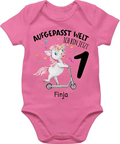 Baby Body Junge Mädchen - 1. Geburtstag - Aufgepasst Welt - Ich bin jetzt 1 - Geburtstagsoutfit Einhorn Ich bin 1 Geschenk 1 Jahr Erste Ersten Geschenkideen Namen - 6/12 Monate - Pink von Geschenk mit Namen personalisiert by Shirtracer