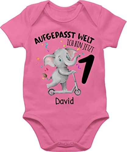 Baby Body Junge Mädchen - 1. Geburtstag - Ich bin jetzt 1 - Aufgepasst Welt - 12/18 Monate - Pink - zum outfit jahr personalisiertes geburtstagsoutfit geschenke baby+personalisierte+geschenke von Geschenk mit Namen personalisiert by Shirtracer