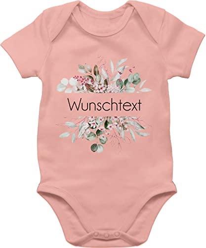 Baby Body Junge Mädchen - Aufdruck selbst gestalten - Wunschtext - 6/12 Monate - Babyrosa - strampler persönlichen text geburtsgeschenk bedrucken schrift beby sachen für kleidung name von Geschenk mit Namen personalisiert by Shirtracer