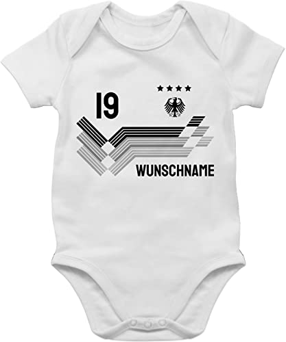 Baby Body Junge Mädchen - 2024 Fussball EM Fanartikel - Trikot mit anpassbarem Namen und Trikotnumme - 3/6 Monate - Weiß - fußball strampler wm kurzarm 24 europa europa-meisterschaft kinder von Geschenk mit Namen personalisiert by Shirtracer