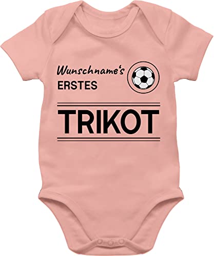 Baby Body Junge Mädchen - 2024 Fussball EM Fanartikel - Wunschname's erstes Trikot - schwarz - 1/3 Monate - Babyrosa - kinder fußball strampler wm 24 fußball. personalisierter von Geschenk mit Namen personalisiert by Shirtracer