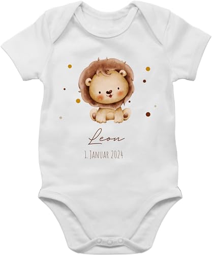 Baby Body Junge Mädchen - Löwen - Löwe mit Name und Datum - Geburtstag Geburt Tiermotiv Geschenk - 3/6 Monate - Weiß - löwenmotiv strampler body, lion personalisierte wunschtext tiere zur tier von Geschenk mit Namen personalisiert by Shirtracer