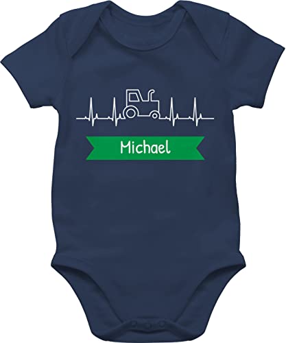 Baby Body Junge Mädchen - Traktor Banner mit Namen personalisiert - 6/12 Monate - Navy Blau - babybody strampler trecker tractors babykleidung traktormotiv jungen bauer kinder landwirt bauern von Geschenk mit Namen personalisiert by Shirtracer