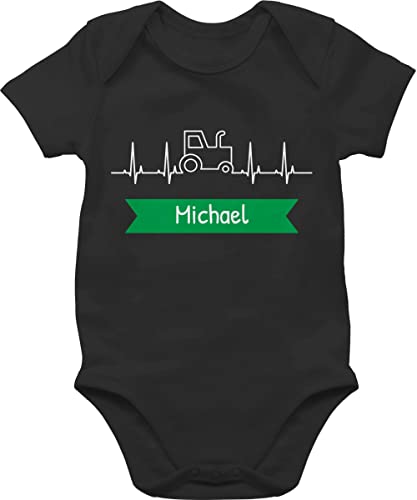 Baby Body Junge Mädchen - Traktor Banner mit Namen personalisiert - 6/12 Monate - Schwarz - trecker strampler landwirtschaft jungen für traktorfahrer bauer traktor, bulldog und name schlepper von Geschenk mit Namen personalisiert by Shirtracer