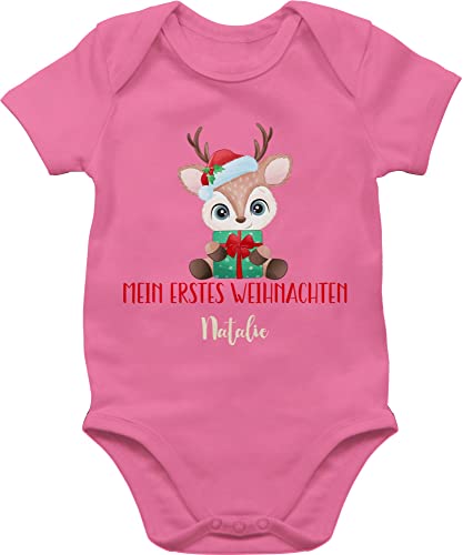 Baby Body Junge Mädchen - Weihnachten Geschenke - Süßes Rentier mit Geschenk und Name - 3/6 Monate - Pink - weihnachts-baby-strampler personalisiertes weihnachts my first christmas babybody von Geschenk mit Namen personalisiert by Shirtracer