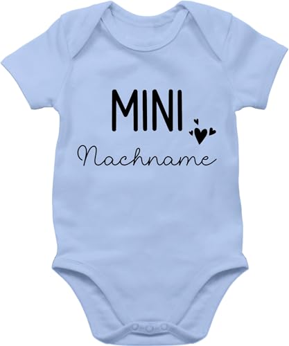 Body Junge Mädchen - Zur - Mini Nachname | Schwangerschaft verkünden Geschenk Geburt Baby - 1/3 Monate - Babyblau - strampler pregnancy gift babybody bedrucken lassen von Geschenk mit Namen personalisiert by Shirtracer