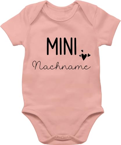 Body Junge Mädchen - Zur - Mini Nachname | Schwangerschaft verkünden Geschenk Geburt Baby - 1/3 Monate - Babyrosa - strampler neugeborene neugeboren babysachen geschenke babyparty von Geschenk mit Namen personalisiert by Shirtracer