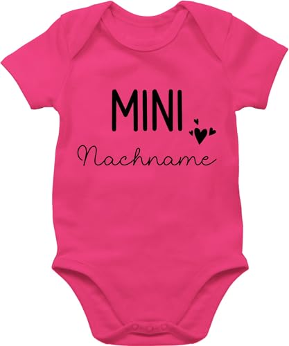 Body Junge Mädchen - Zur - Mini Nachname | Schwangerschaft verkünden Geschenk Geburt Baby - 1/3 Monate - Fuchsia - geschenke für werdende eltern personalisierte babysachen geburtsgeschenk name von Geschenk mit Namen personalisiert by Shirtracer