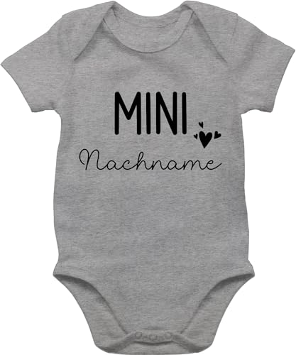 Body Junge Mädchen - Zur - Mini Nachname | Schwangerschaft verkünden Geschenk Geburt Baby - 1/3 Monate - Grau meliert - personalisiertes geburtsgeschenk babybody babyparty strampler von Geschenk mit Namen personalisiert by Shirtracer