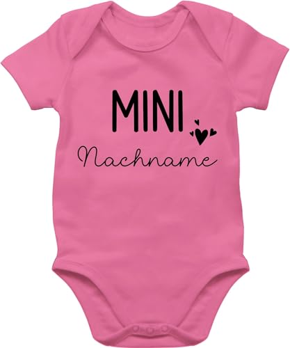 Body Junge Mädchen - Zur - Mini Nachname | Schwangerschaft verkünden Geschenk Geburt Baby - 1/3 Monate - Pink - geschenke für werdende eltern personalisierte babysachen geburtsgeschenk name von Geschenk mit Namen personalisiert by Shirtracer