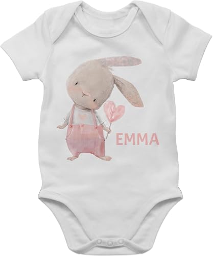 Baby Body Junge - Süßer Hase Mädchen mit Name personalisiert I Häschen I Rabbit I Langohr I Süße Hasen - 12/18 Monate - Grau meliert - osterhase hasenmotiv emma ostern bunny osterhasen custom von Geschenk mit Namen personalisiert by Shirtracer