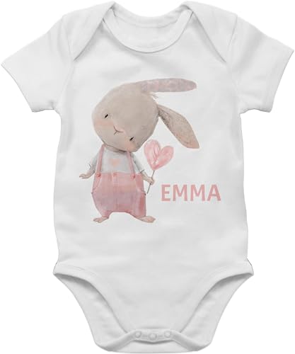 Baby Body Junge - Süßer Hase Mädchen mit Name personalisiert I Häschen I Rabbit I Langohr I Süße Hasen - 3/6 Monate - Weiß - osterhase hasenmotiv emma ostern bunny osterhasen custom oster von Geschenk mit Namen personalisiert by Shirtracer