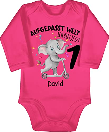 Baby Body langarm Mädchen Junge - 1. - Aufgepasst Welt ich bin jetzt 1 Jahr alt I Erster Geburtstag - 12/18 Monate - Fuchsia - first birthday boy outfit jungen 1.geburtstag 1st strampler von Geschenk mit Namen personalisiert by Shirtracer