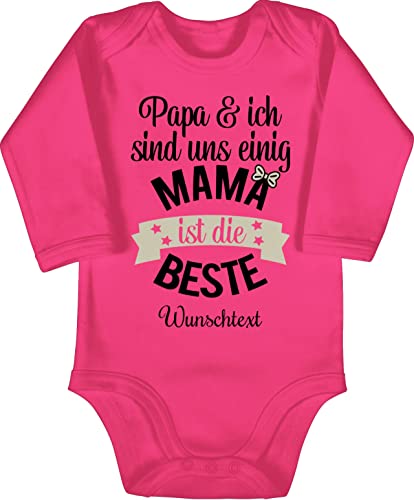 Baby Body langarm Mädchen Junge - Muttertag - Papa und ich sind uns einig Mama ist die Beste - 6/12 Monate - Fuchsia - mutter strampler mom babybody mütter geschenke mutti zum personalisiertes von Geschenk mit Namen personalisiert by Shirtracer