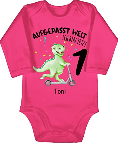 Baby Body langarm Mädchen Junge - Aufgepasst Welt Ich bin jetzt 1 Dino I 1. Geburtstag Dinosaurier - 12/18 Monate - Fuchsia - outfit jahr 1.geburtstag jährige babybody jungen 1st birthday name von Geschenk mit Namen personalisiert by Shirtracer
