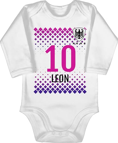 Baby Body langarm Mädchen Junge - 2024 EM Fanartikel - Deutschland Fussball Trikot Germany Name und Nummer personalisiert - 3/6 Monate - Weiß - fußball wm personalisierte strampler triko von Geschenk mit Namen personalisiert by Shirtracer