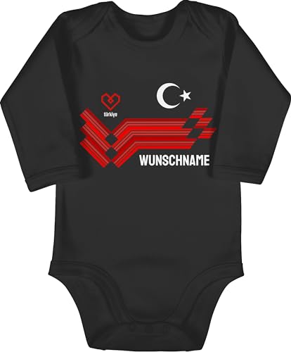 Baby Body langarm Mädchen Junge - 2024 Fussball EM Fanartikel - Personalisierbares Türkei Motiv Trikot | Individuelles Türkiye Design mit Wappen und Landesfarben | Mit eigenem Namen | Turkey - 3/6 von Geschenk mit Namen personalisiert by Shirtracer