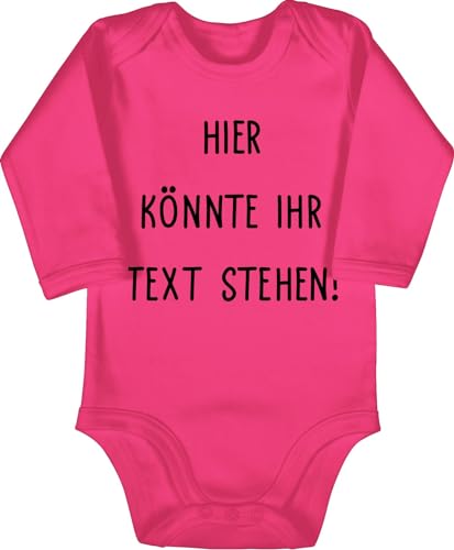 Baby Body langarm Mädchen Junge - Aufdruck selbst gestalten - Hier könnte ihr Text stehen I Eigener Text I Wunschtext I Custom Text - 3/6 Monate - Fuchsia - personalisierte babysachen 4 zeilen von Geschenk mit Namen personalisiert by Shirtracer