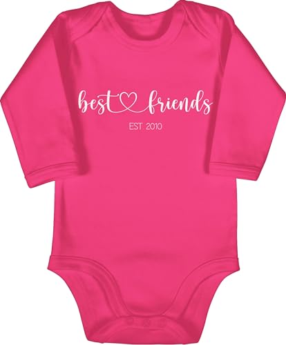 Baby Body langarm Mädchen Junge - Freund - Best Friends est Jahreszahl I Beste Freunde I BFF I Freundschaft I Best Friend Geschenk I Beste Freundin - 12/18 Monate - Fuchsia - gute strampler von Geschenk mit Namen personalisiert by Shirtracer