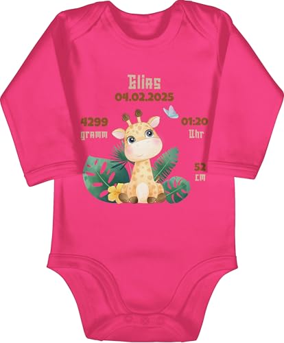 Baby Body langarm Mädchen Junge - Geburtsgeschenk Giraffe personalisiert Datum Gewicht Uhrzeit Größe I Geschenk zur Geburt - 3/6 Monate - Fuchsia - personalisierte babykleidung neugeboren von Geschenk mit Namen personalisiert by Shirtracer