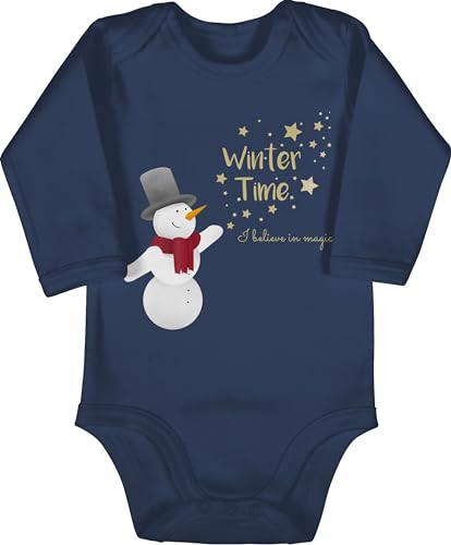 Baby Body langarm Mädchen Junge - Weihnachten Geschenke - Schneemann mit Wunschtext Text I Winter Time - 12/18 Monate - Navy Blau - weihnachtsbody christmas strampler chrismas outfit weihnachts von Geschenk mit Namen personalisiert by Shirtracer